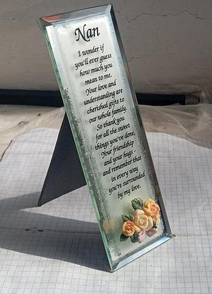 Декоративна скляна табличка-сувенір (keepsake plaque) з написом для бабусі (nan), прикрашена маленькими квітами.