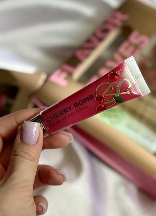 Блиск для губ cherry bomb flavored lip gloss victoria’s secret
