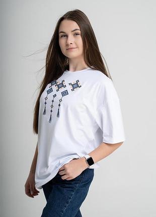 Женская oversize футболка с вышивкой на груди в белом цвете "мелания" xxl-3xl