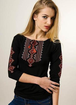 Молодежная женская вышитая футболка с рукавом 3/4 черного цвета с красным орнаментом «гуцулка»