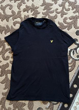 Чорна футболка lyle & scott — тиха розкіш: мінімалізм, що виглядає дорого без зайвих слів
