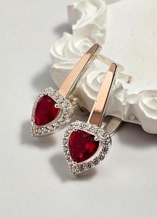 Серьги серебряные с золотыми вставками и красным цирконом сердечком