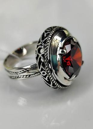 Серебряное круглое кольцо с крансным камнем