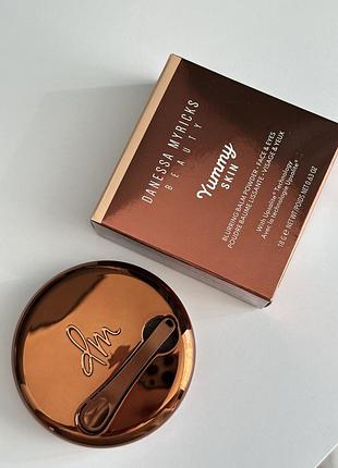 Розгладжуючий бальзам для обличчя та очей danessa myricks beauty yummy skin blurring balm powder 18g повнорозмір