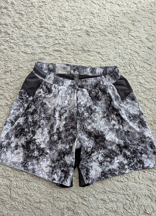 Технологические мужские шорты lululemon, size m, состояние идеальное, имеют внутренние трусы с карманом, есть также другие опции для комфортного ношения.