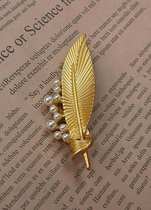 Брошка-перо с позолотой и бусинками fashion jewelry 7х2см. goid