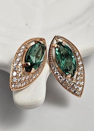 Серьги золотые с зеленым овальным кварцем и белыми круглыми фианитами