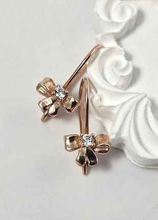 Серьги золотые с бантиками и круглыми белыми фианитами