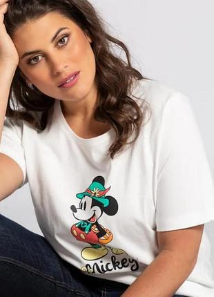 Біла футболка з принтом міккі мауса виготовлена брендом ulla popken у співпраці з disney