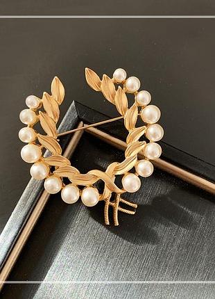 Брошка у формі віночка з жемчужинами fashion jewelry 5х4см. goid