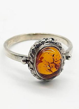 Серебряное кольцо со вставкой янтарь
