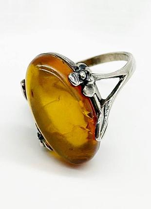 Серебряное кольцо со вставкой янтарь