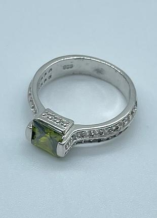 Серебряное кольцо с фианитами, размер 16,0, вес: 3.4 г