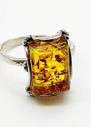 Серебряное кольцо со вставкой янтарь