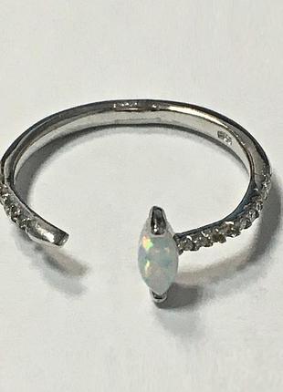 Серебряное кольцо с опалом, размер 17,0, вес: 1.4 г