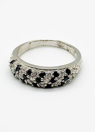 Серебряное кольцо со вставкой фианит/оникс, размер 17,5, вес: 4.0 г