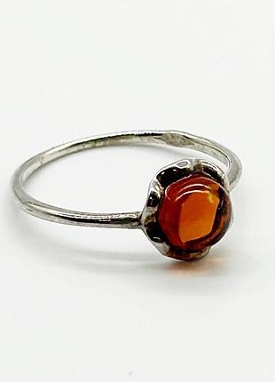 Серебряное кольцо со вставкой янтарь