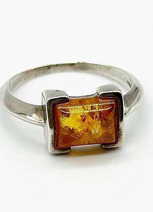 Серебряное кольцо со вставкой янтарь