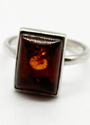 Серебряное кольцо со вставкой янтарь
