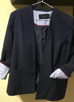 Блейзер -клубний піджак. красива підкладка на рукавах, які можна зручно підвернути