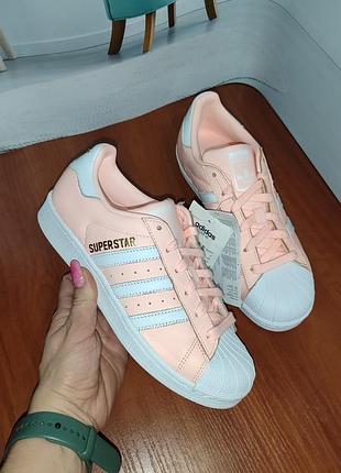 Шкіряні жіночі кросівки adidas