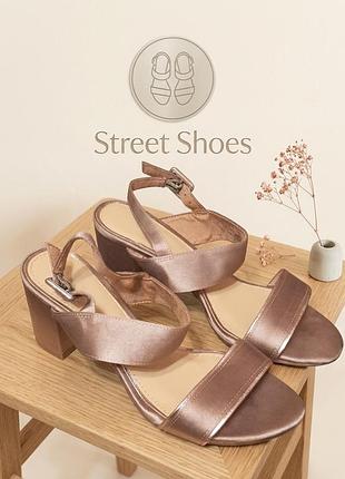 Жіночі босоніжки, атласні,модні
недорогі street shoes,р.37