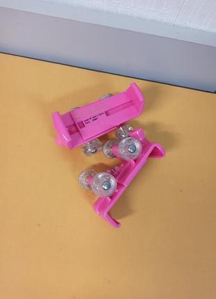 Розовые роликовые коньки для игрушек от build-a-bear workshop.