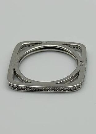 Серебряное кольцо с фианитами, размер 16,5, вес: 2.5 г