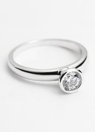 Серебряное кольцо покрытое родием со вставкой swarovski zirconia, размер 15,5, вес: 2.5 г