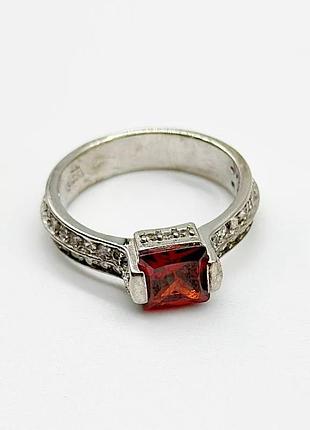 Серебряное кольцо с фианитами, размер 16,0, вес: 3.4 г