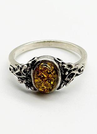 Серебряное кольцо со вставкой янтарь, размер 18,0, вес: 3.0 г