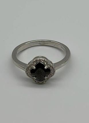 Серебряное кольцо клевер с фианитами и ониксом, размер 16,5, вес: 2.8 г