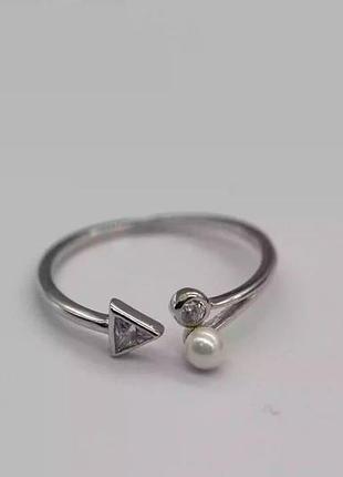 Серебряное кольцо с жемчугом и фианитами, размер 15,5, вес: 0.9 г