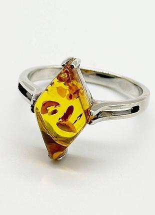 Серебряное кольцо со вставкой янтарь, размер 17,5, вес: 2.4 г