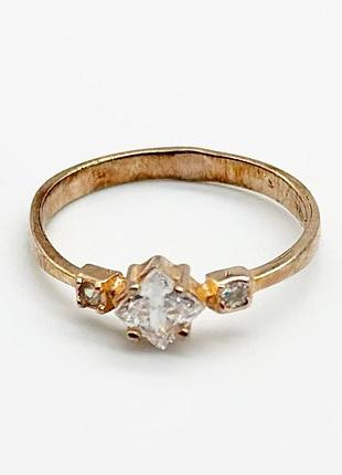 Серебряное кольцо с фианитами, размер 16, вес: 1.3 г