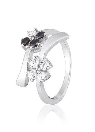 Серебряное кольцо с фианитами и ониксом, размер 18,0, вес: 2.9 г