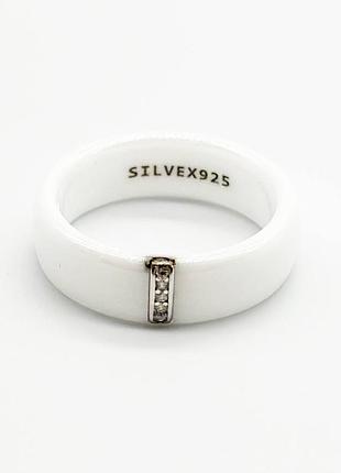 Серебряное кольцо с белой керамикой и фианитами, размер 18,5, вес: 4.3 г