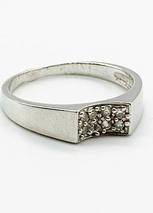 Серебряное кольцо с фианитами, размер 17,0, вес: 2.4 г