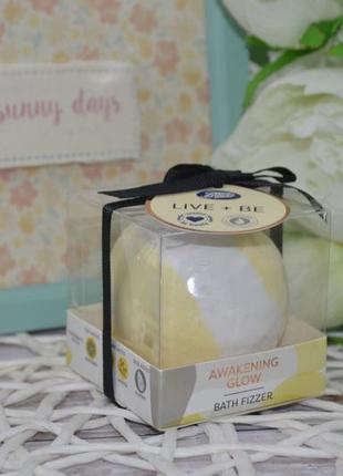 Бурлящий шар для ванны бомбочка boots live + be awakening glow bath bomb