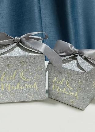 Набор подарочных серебристых коробочек eid mubarak (5 шт.) – квадратные, с бантом. серебристые 6,5 × 6,5 см