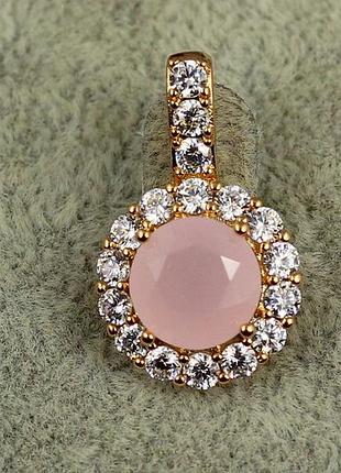 Кулон xuping jewelry круглий камінь імітація рожевого кварцу в обідку з фіанітів 2.3 см золотистий love-shopping
