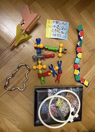 Игрушки в ассортименте (головоломки, бисер, пистолет игрушечный, ксилофон)