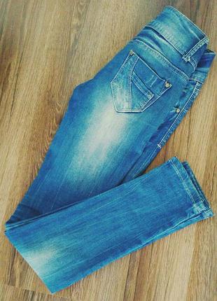 Светлые,голубые джинсы dezy
