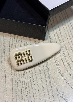 Заколка для волос miu miu в бежевом цвете