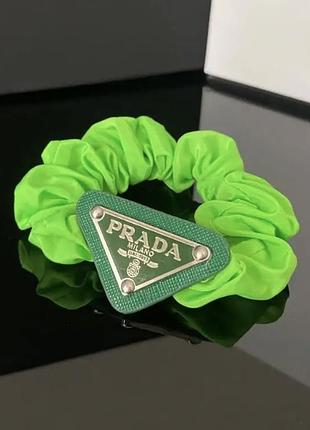 Брендовая резинка для волос прада prada, зеленая