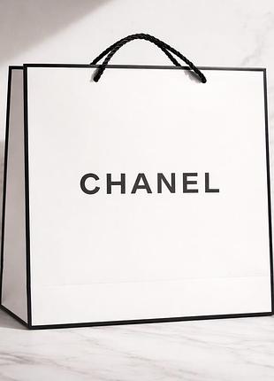 Пакет chanel белый с черной надписью и черными веревочными ручками, премиальный картонный пакет для подарков, стильный брендовый