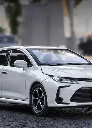 Модель автомобіля toyota corolla білого кольору 1:32 — інерційна машинка зі світлом і звуком, металевий корпус resteq