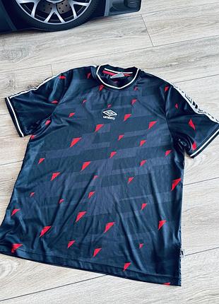 Спортивна футболка umbro m розміру