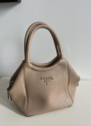 Маленька сумочка у стилі prada.