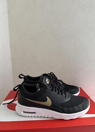 Жіночі кросівки nike wmns air max thea j у забарвленні black/metallic gold-white.